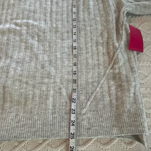 New! Brand new! Vince Camuto Cozy Gray Ribbed V-Neck Sweater - Picture 12 of 15